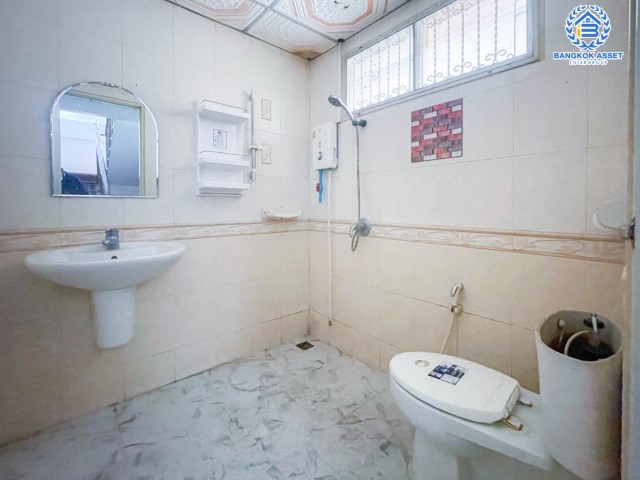 บ้านแฝดมือสอง ปทุมธานี ม.ธราดลบุรี รังสิต-นครนายก เนื้อที่กว้าง 35 ตร.ว. ฟังก์ชัน 3 ห้องนอน 2 ห้องน้ำ บ้านพร้อมเข้าอยู่ ใกล้สิ่งอำนวยความสะดวกมากมาย ในราคาสุดโดน! โครงการตั้งบนทำเลแห่งการเดินทาง เชื่อมต่อถนนรังสิต-นครนายก, ถนนกาญจนาภิเษก, ถนนเลียบด่วนลำลูกกา จองด่วน!